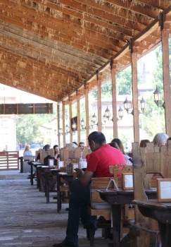 Travelnews.lv pusdieno Vagaršapatas armēņu autentiskā restorānā «Agape Refectory». Sadarbībā ar airBaltic 4