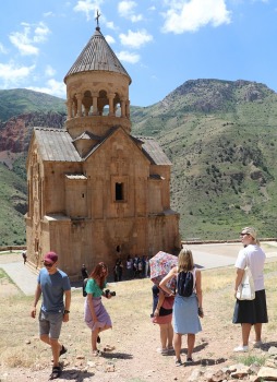 Travelnews.lv apmeklē IX līdz XVI gadsimta klosteru kompleksu Noravank Armēnijā. Sadarbībā ar airBaltic 29