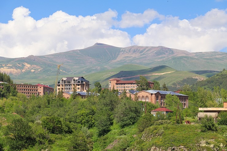 Travelnews.lv apmeklē Džermukas minerālūdeņu sanatoriju un dziedinātavu rajonu Armēnijā. Sadarbībā ar airBaltic 341176