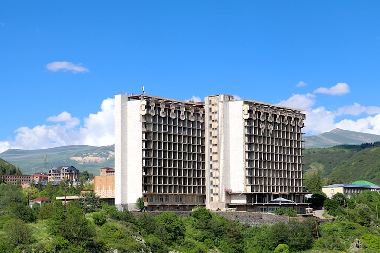 Travelnews.lv apmeklē Džermukas minerālūdeņu sanatoriju un dziedinātavu rajonu Armēnijā. Sadarbībā ar airBaltic 341177