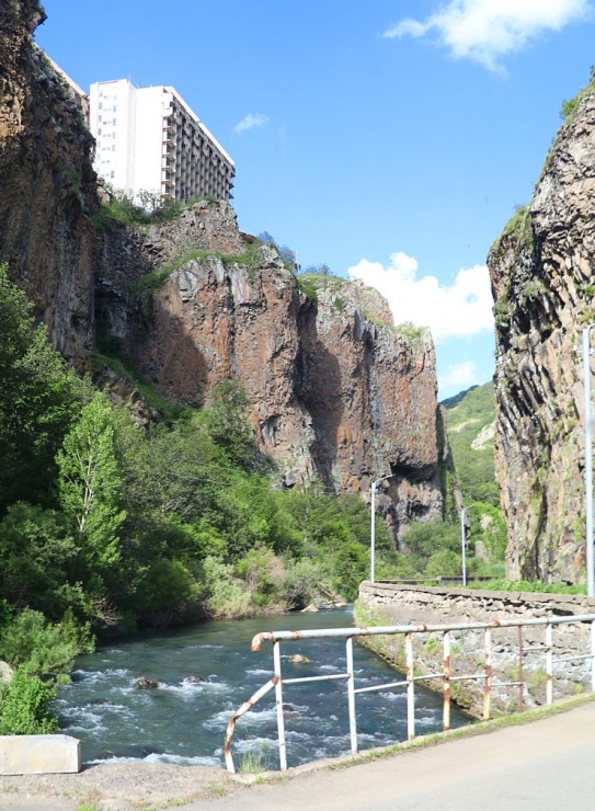 Travelnews.lv apmeklē Armēnijas slavenāko Džermukas ūdenskritumu. Sadarbībā ar airBaltic 341222