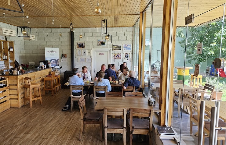 Travelnews.lv izbaudām labākās pusdienas Armēnijas ceļojumā - restorāns «Old Bridge Winery». Sadarbībā ar airBaltic 341314