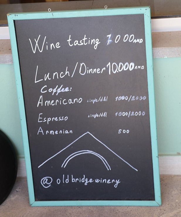 Travelnews.lv izbaudām labākās pusdienas Armēnijas ceļojumā - restorāns «Old Bridge Winery». Sadarbībā ar airBaltic 341325