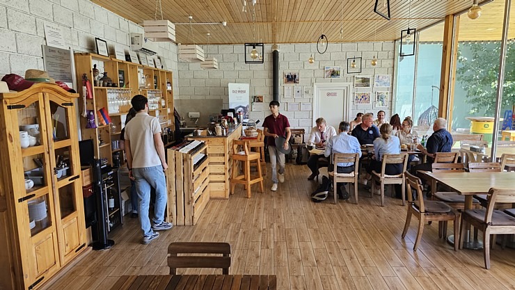 Travelnews.lv izbaudām labākās pusdienas Armēnijas ceļojumā - restorāns «Old Bridge Winery». Sadarbībā ar airBaltic 341311