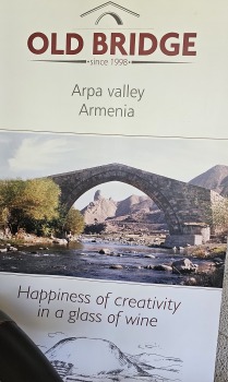 Travelnews.lv izbaudām labākās pusdienas Armēnijas ceļojumā - restorāns «Old Bridge Winery». Sadarbībā ar airBaltic 30