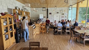 Travelnews.lv izbaudām labākās pusdienas Armēnijas ceļojumā - restorāns «Old Bridge Winery». Sadarbībā ar airBaltic 7