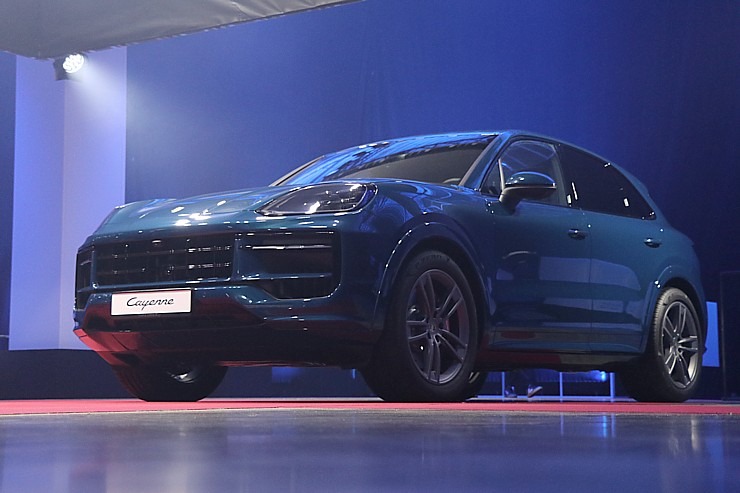 Latvijā svinīgi tiek sagaidīts jaunais «Porsche Cayenne» kopā ar šefpavāra Ērika Dreibanta gardumiem 341364