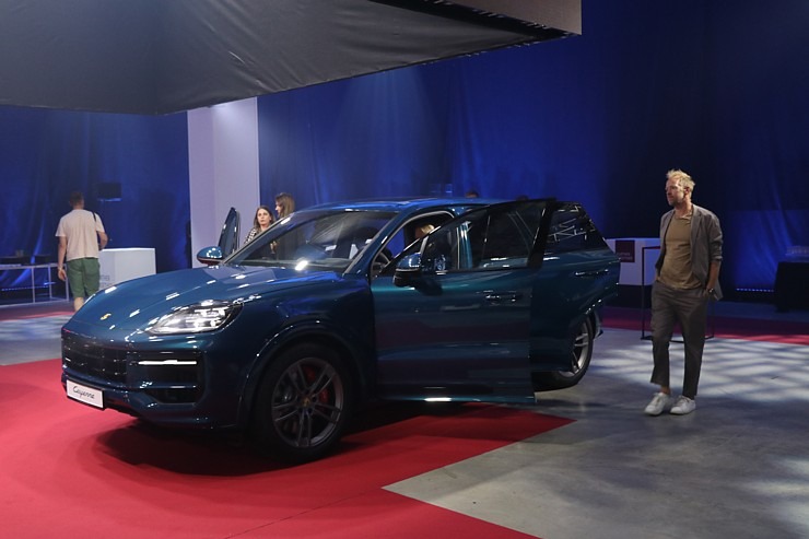 Latvijā svinīgi tiek sagaidīts jaunais «Porsche Cayenne» kopā ar šefpavāra Ērika Dreibanta gardumiem 341379