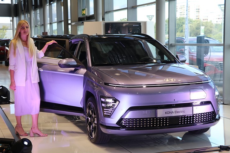Rīgas autosalonā «Autohalle» tiek prezentēts jaunais «Hyundai Kona Electric» 341389
