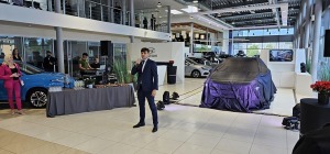 Rīgas autosalonā «Autohalle» tiek prezentēts jaunais «Hyundai Kona Electric» 2