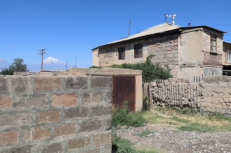 Travelnews.lv Armēnijā apmeklē ciemu Surenavan, kur gandrīz katra staba galā ir stārķu ligzda. Sadarbībā ar airBaltic 341434