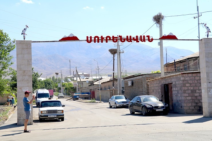 Travelnews.lv Armēnijā apmeklē ciemu Surenavan, kur gandrīz katra staba galā ir stārķu ligzda. Sadarbībā ar airBaltic 341437