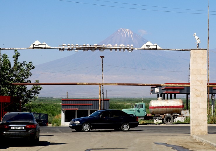 Travelnews.lv Armēnijā apmeklē ciemu Surenavan, kur gandrīz katra staba galā ir stārķu ligzda. Sadarbībā ar airBaltic 341438