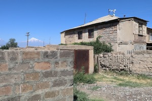 Travelnews.lv Armēnijā apmeklē ciemu Surenavan, kur gandrīz katra staba galā ir stārķu ligzda. Sadarbībā ar airBaltic 13