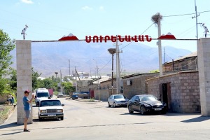 Travelnews.lv Armēnijā apmeklē ciemu Surenavan, kur gandrīz katra staba galā ir stārķu ligzda. Sadarbībā ar airBaltic 16