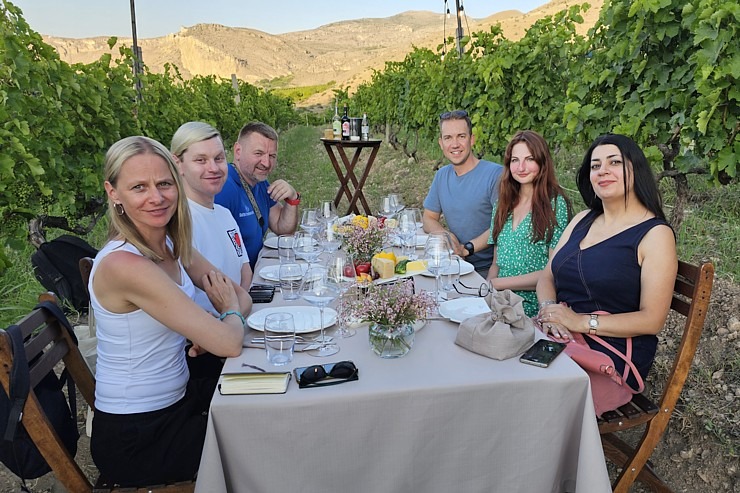 Travelnews.lv Armēnijā izbauda bagātīgas vakariņas vīnogu laukā kopā ar «Areni Wine Winery». Sadarbībā ar airBaltic 341467
