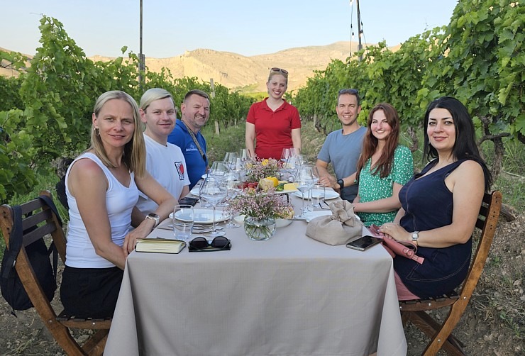 Travelnews.lv Armēnijā izbauda bagātīgas vakariņas vīnogu laukā kopā ar «Areni Wine Winery». Sadarbībā ar airBaltic 341476