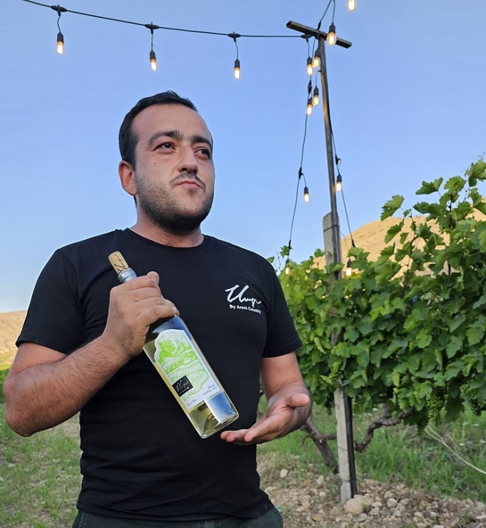 Travelnews.lv Armēnijā izbauda bagātīgas vakariņas vīnogu laukā kopā ar «Areni Wine Winery». Sadarbībā ar airBaltic 341477
