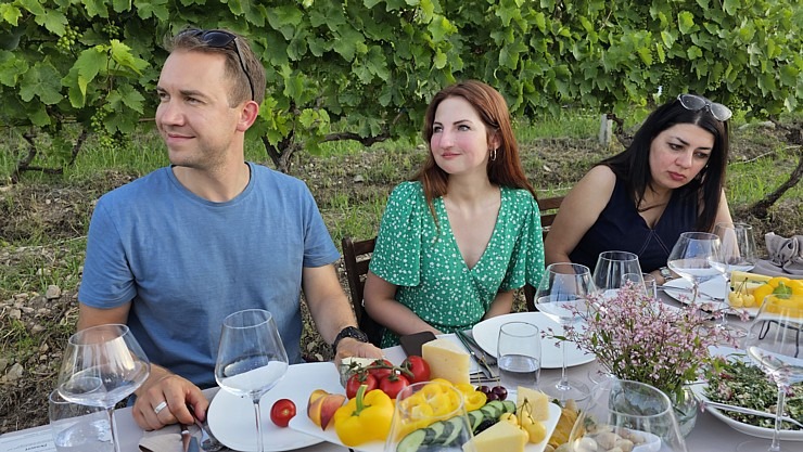 Travelnews.lv Armēnijā izbauda bagātīgas vakariņas vīnogu laukā kopā ar «Areni Wine Winery». Sadarbībā ar airBaltic 341478