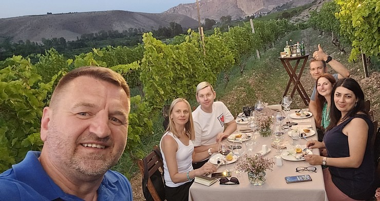 Travelnews.lv Armēnijā izbauda bagātīgas vakariņas vīnogu laukā kopā ar «Areni Wine Winery». Sadarbībā ar airBaltic 341490