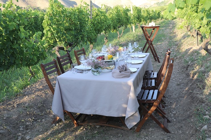 Travelnews.lv Armēnijā izbauda bagātīgas vakariņas vīnogu laukā kopā ar «Areni Wine Winery». Sadarbībā ar airBaltic 341470