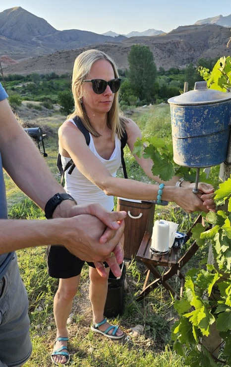 Travelnews.lv Armēnijā izbauda bagātīgas vakariņas vīnogu laukā kopā ar «Areni Wine Winery». Sadarbībā ar airBaltic 341472
