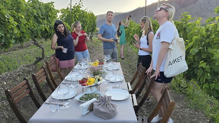 Travelnews.lv Armēnijā izbauda bagātīgas vakariņas vīnogu laukā kopā ar «Areni Wine Winery». Sadarbībā ar airBaltic 341474