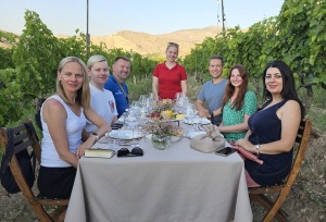 Travelnews.lv Armēnijā izbauda bagātīgas vakariņas vīnogu laukā kopā ar «Areni Wine Winery». Sadarbībā ar airBaltic 10