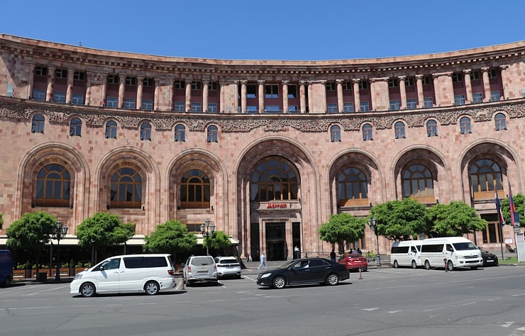 Travelnews.lv caur ekskursiju autobusa logu iepazīst Armēnijas galvaspilsētu Erevānu. Sadarbībā ar airBaltic 341542