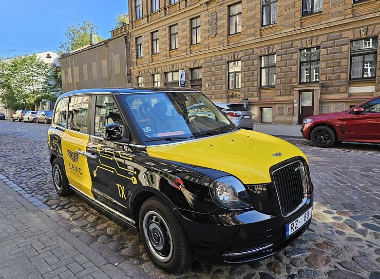 Travelnews.lv apceļo Pierīgu ar Londonā populāro sešvietīgo hibrīddzinēja taksi «LEVC TX» 341635