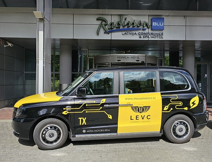 Travelnews.lv apceļo Pierīgu ar Londonā populāro sešvietīgo hibrīddzinēja taksi «LEVC TX» 341655