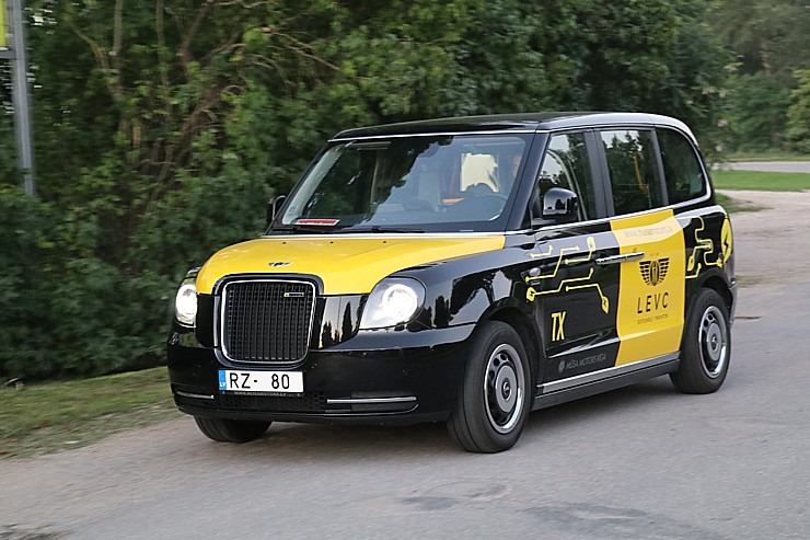Travelnews.lv apceļo Pierīgu ar Londonā populāro sešvietīgo hibrīddzinēja taksi «LEVC TX» 341657