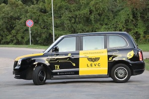 Travelnews.lv apceļo Pierīgu ar Londonā populāro sešvietīgo hibrīddzinēja taksi «LEVC TX» 10