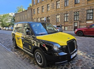 Travelnews.lv apceļo Pierīgu ar Londonā populāro sešvietīgo hibrīddzinēja taksi «LEVC TX» 11