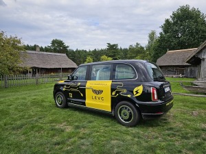Travelnews.lv apceļo Pierīgu ar Londonā populāro sešvietīgo hibrīddzinēja taksi «LEVC TX» 16