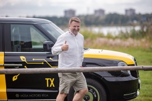 Travelnews.lv apceļo Pierīgu ar Londonā populāro sešvietīgo hibrīddzinēja taksi «LEVC TX» 20