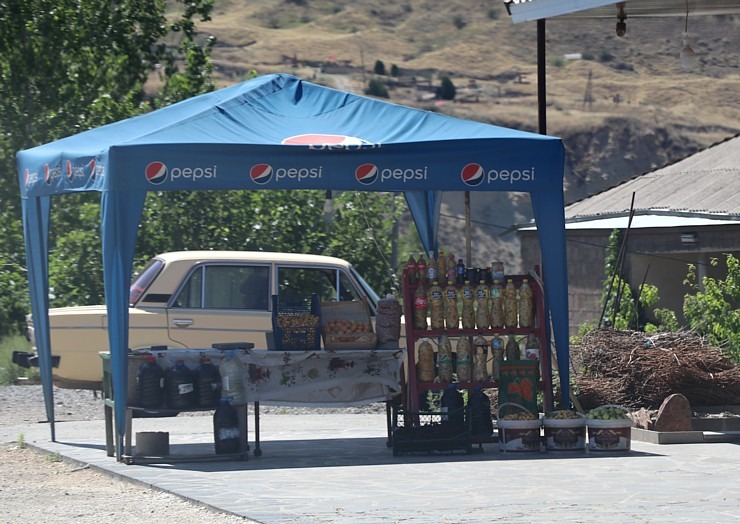 Travelnews.lv ar ekskursiju autobusu iepazīst Armēnijas ielu tirdzniecību un dabas ainavas. Sadarbība ar airBaltic 342206