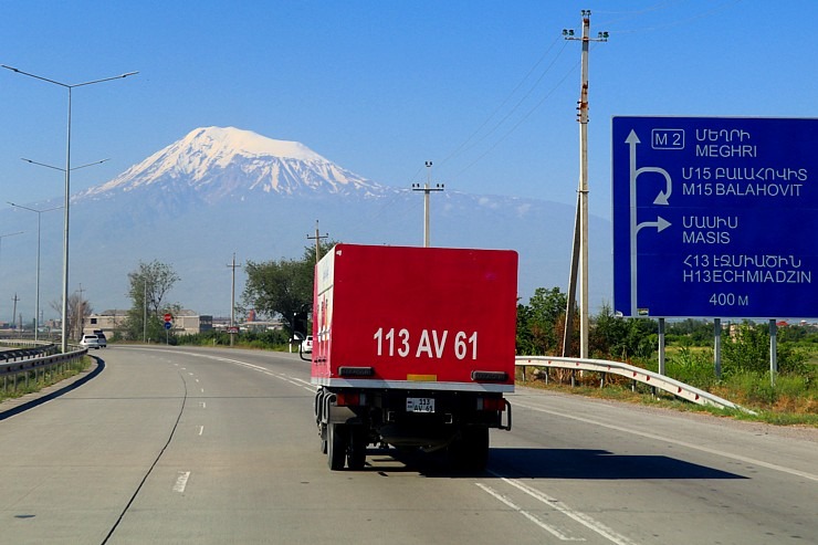 Travelnews.lv ar ekskursiju autobusu iepazīst Armēnijas ielu tirdzniecību un dabas ainavas. Sadarbība ar airBaltic 342191