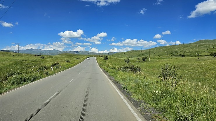 Travelnews.lv ar ekskursiju autobusu iepazīst Armēnijas ielu tirdzniecību un dabas ainavas. Sadarbība ar airBaltic 342215