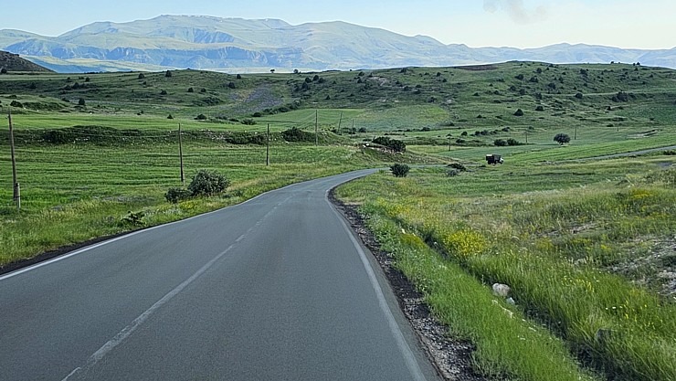 Travelnews.lv ar ekskursiju autobusu iepazīst Armēnijas ielu tirdzniecību un dabas ainavas. Sadarbība ar airBaltic 342218