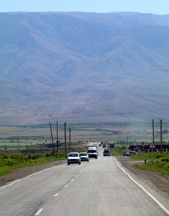 Travelnews.lv ar ekskursiju autobusu iepazīst Armēnijas ielu tirdzniecību un dabas ainavas. Sadarbība ar airBaltic 342192
