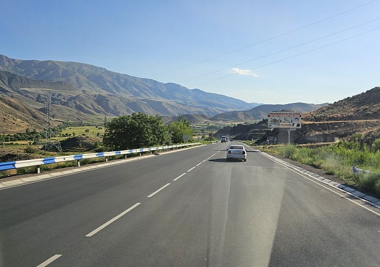 Travelnews.lv ar ekskursiju autobusu iepazīst Armēnijas ielu tirdzniecību un dabas ainavas. Sadarbība ar airBaltic 342219