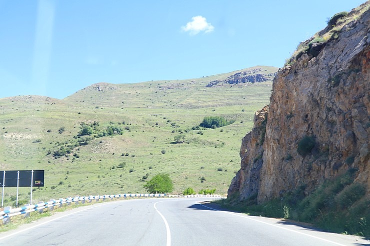 Travelnews.lv ar ekskursiju autobusu izbauda Armēnijas dabas skatus. Sadarbībā ar airBaltic 342288