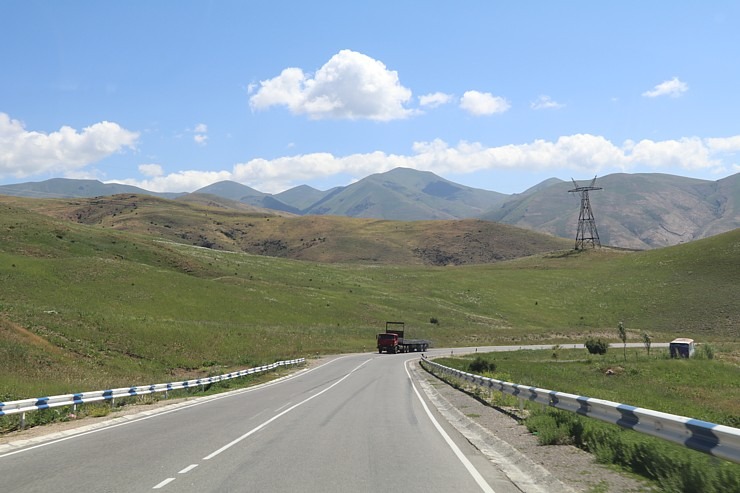 Travelnews.lv ar ekskursiju autobusu izbauda Armēnijas dabas skatus. Sadarbībā ar airBaltic 342289
