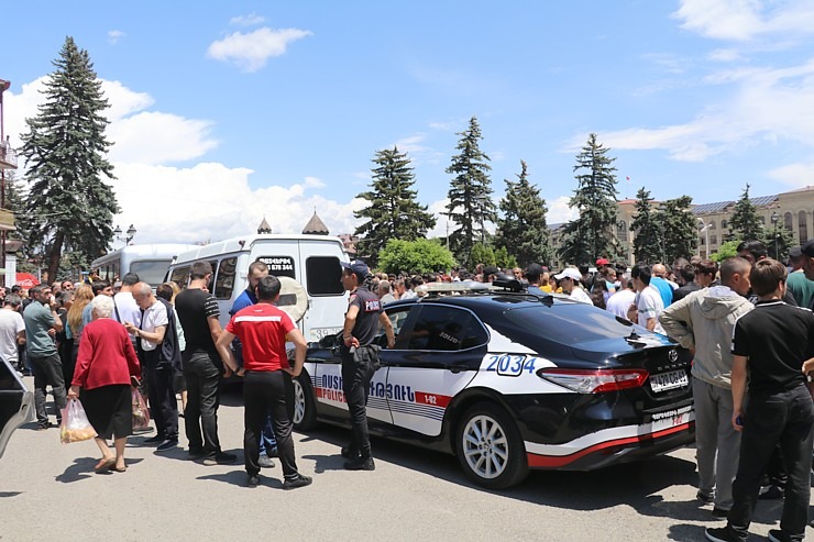 Travelnews.lv Armēnijas pilsētas Gjumri centrā skata militārā dienesta jauniesaucamo pasākumu. Sadarbībā ar airBaltic 342449