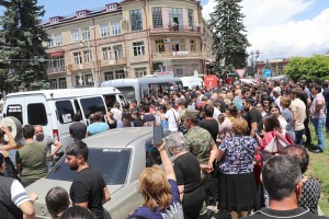 Travelnews.lv Armēnijas pilsētas Gjumri centrā skata militārā dienesta jauniesaucamo pasākumu. Sadarbībā ar airBaltic 2