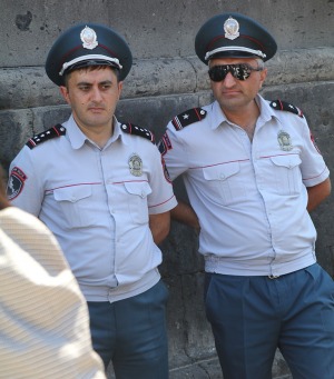 Travelnews.lv Armēnijas pilsētas Gjumri centrā skata militārā dienesta jauniesaucamo pasākumu. Sadarbībā ar airBaltic 13