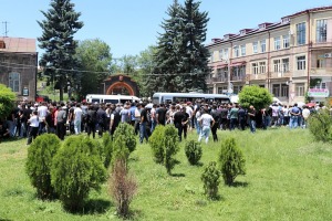 Travelnews.lv Armēnijas pilsētas Gjumri centrā skata militārā dienesta jauniesaucamo pasākumu. Sadarbībā ar airBaltic 1