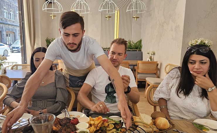 Travelnews.lv Armēnijas pilsētā Gjumri izbauda pusdienas vietējā restorānā «Sheeraz». Sadarbībā ar airBaltic 342540