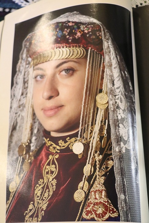 Travelnews.lv Armēnijas pilsētā Gjumri pielaiko un iepazīst armēņu tautas tērpus. Sadarbībā ar airBaltic 342585